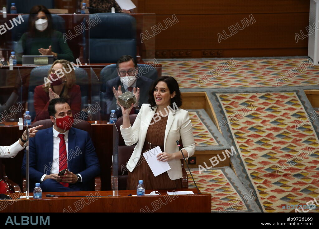 Madrid, 18/02/2021. Pleno de la Asamblea de Madrid. En la imagen, Isabel Díaz Ayuso muestra uno de los adoquines arrancados por los encapuchados de las revueltas de la Puerta del Sol del pasado miércoles. Foto: Jaime García. ARCHDC.