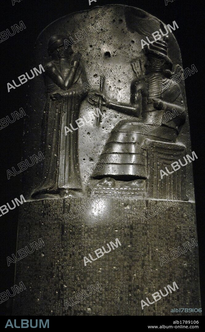 ARTE MESOPOTAMICO. ASIRIO-BABILONICO. S. XVIII a. C. CODIGO DE HAMMURABI. Monumento más importante de la antigua legislación mesopotámica. Primer código legislado para toda Mesopotamia. Detalle del REY (DINASTIA AMORITA, h.-1728 a h.-1686) ante la divinidad de SAMASH. Babilonia. Museo del Louvre. París. Francia.