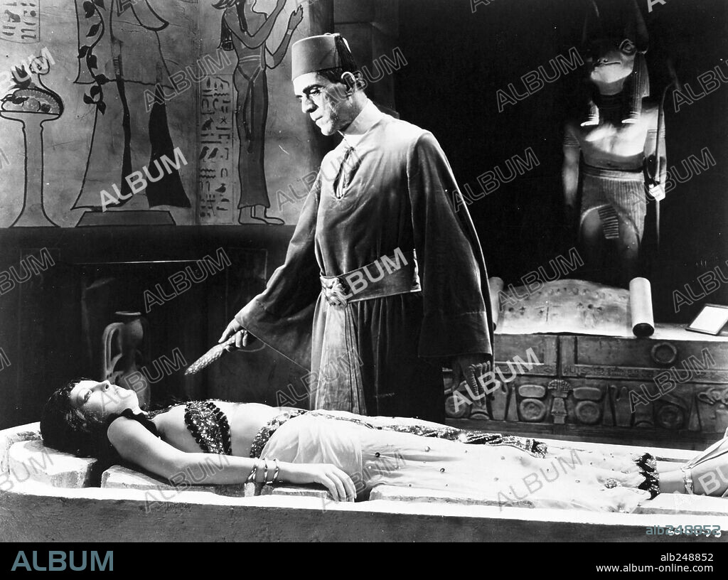 BORIS KARLOFF y ZITA JOHANN en LA MOMIA, 1932 (THE MUMMY), dirigida por KARL FREUND. Copyright UNIVERSAL PICTURES.
