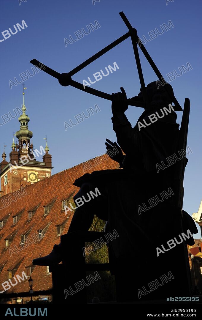 Johannes Hevelius o Jan Heweliusz (1611-1687). Astrónomo de Polonia. LLamado el padre de la topografía lunar. Monumento en Gdansk. Polonia. Europa. Detalle.