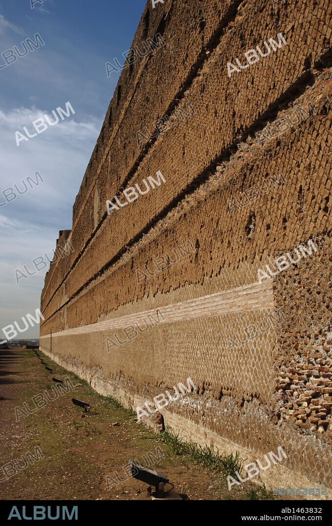 ARTE ROMANO. ITALIA. VILLA ADRIANA. Villa imperial construída en el siglo II por orden del emperador Adriano (76-138). Vista parcial del PECILE. Cercanías de Tivoli.