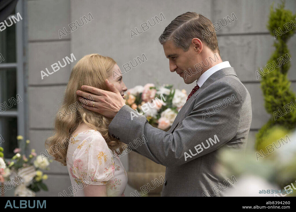 HANNAH DODD y MAX IRONS en FLOWERS IN THE ATTIC: THE ORIGIN, 2022, dirigida por DECLAN O'DWYER y ROBIN SHEPPARD. Copyright A+E STUDIOS.