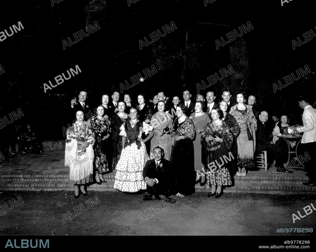 1929. La familia Ybarra.
La Aristocratica familia de Ybarra en la fiesta Organizada por la marquesa de casa Mendaro, en el Pabellon argentino A beneficio de la Institucion "los Amigos del Niño".