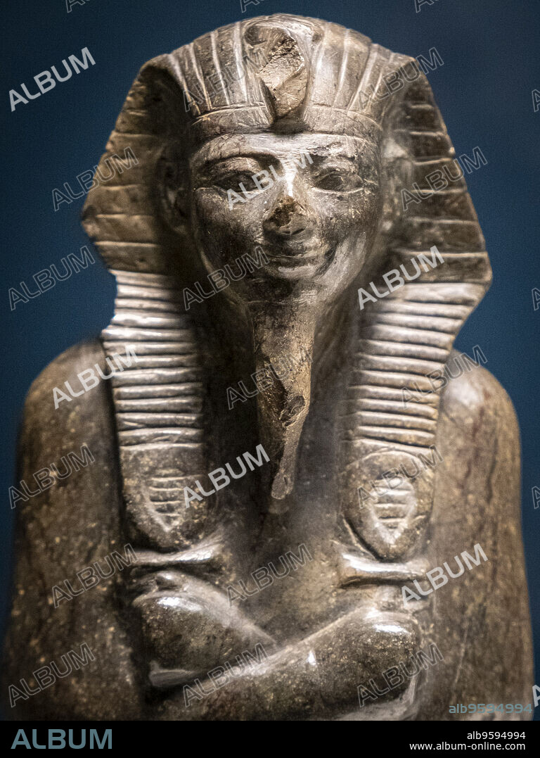 Ushebti of pharaoh Amenhotep II, serpentine, 18th dynasty, 1427-1400 BC, tomb of Amenhotep II, valley of the kings, Thebes, Egypt,, collection of the British Museum.