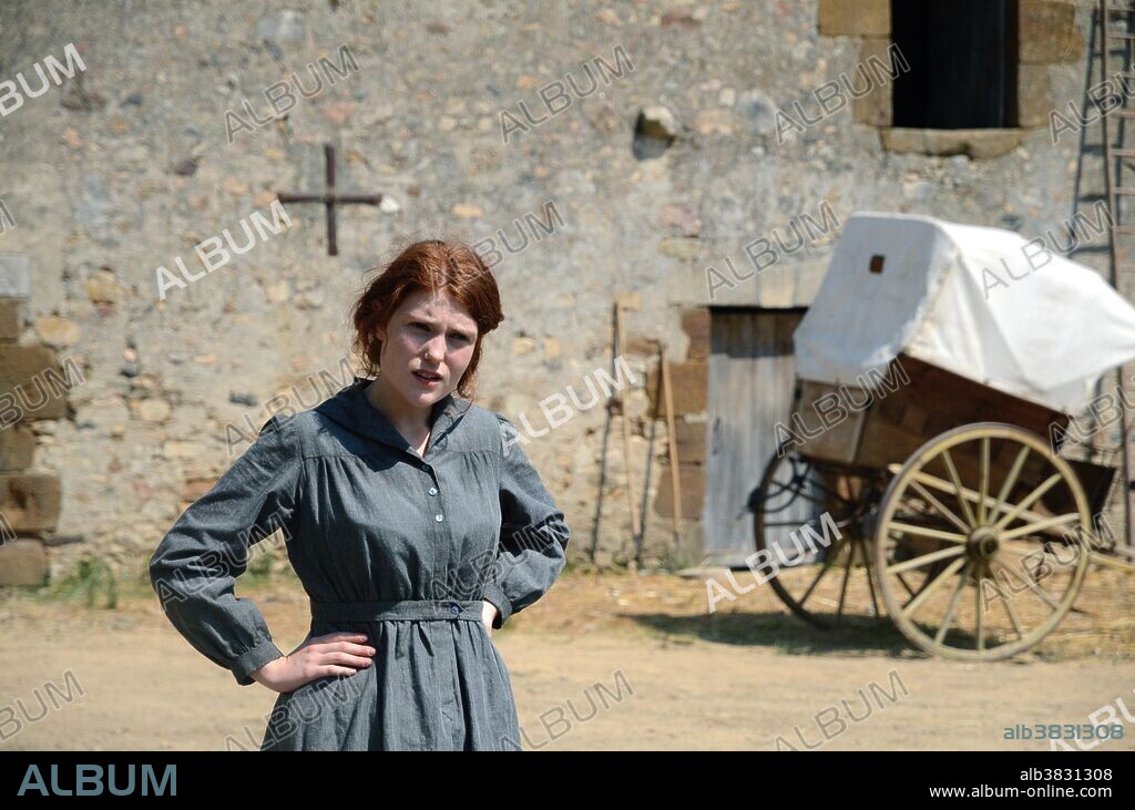 IRIS BRY in LES GARDIENNES, 2017, directed by XAVIER BEAUVOIS. Copyright LES FILMS DU WORSO.