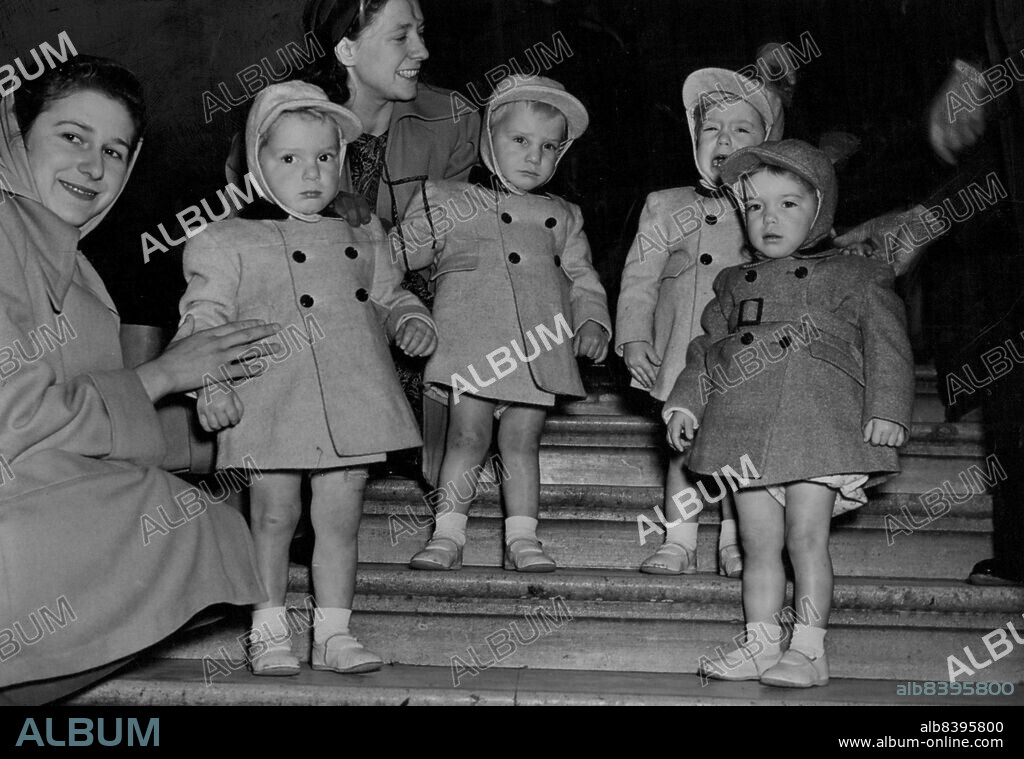 ***** Quads Visit Mothercraft Exhibition: Left to right: As the Taylor Quads of Edmonton visit the Mothercraft Exhibition at Central Hall, Westminster today are: Robert, Paul, Kevin and Annette, Taylor on the steps of the Hall. November 08, 1950. (Photo by Fox Photos).