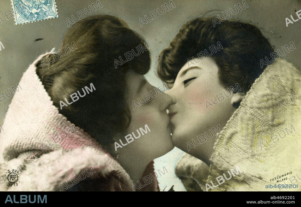 Deux femmes s'embrassent. Photographie anonyme pour une carte postale vers 1905. Credit : Collection IM/KHARBINE-TAPABOR.