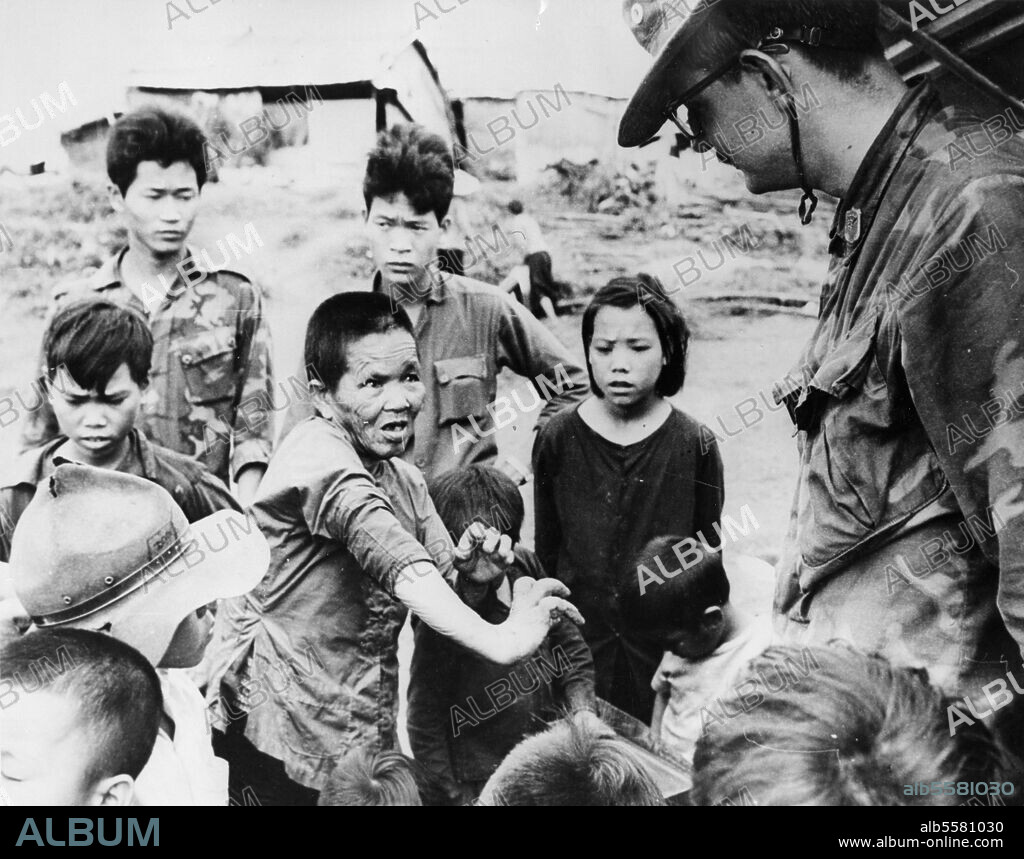 Indochinakriege / Vietnamkrieg 1964-75. Überlebende Bewohner des Dorfes Tu Cung im Mekong-Delta, klagen US-Infanterie an, am 16. März 1968 567 unbewaffnete Männer, Frauen und Kinder getötet zu haben. Eine Überlebende zeigt einem US-Soldaten ihre Verstümmelungen. Foto, 27. November 1969.