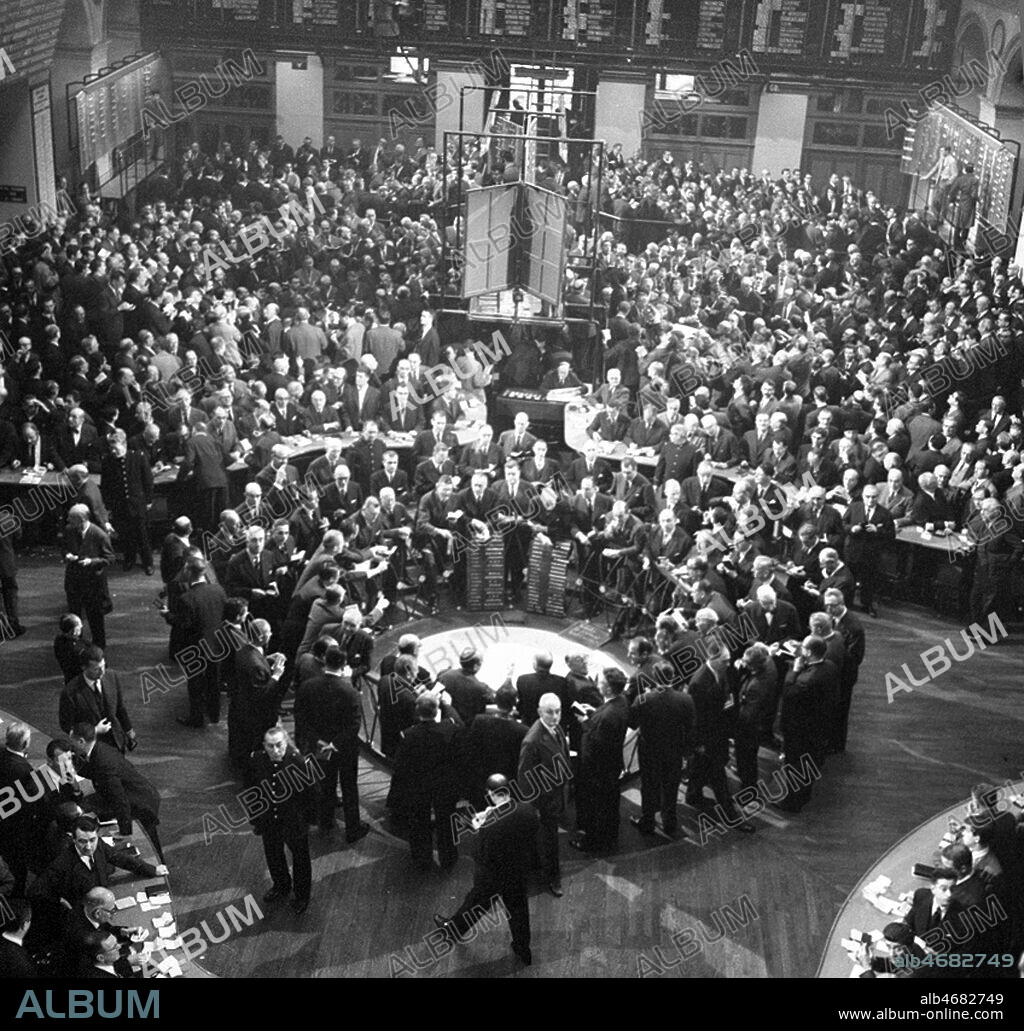 La BOURSE de PARIS, annees 60: la corbeille. Photographie Roger PERRIN, Metiers annees 60. Credit Photo PERRIN/KHARBINE TAPABOR.