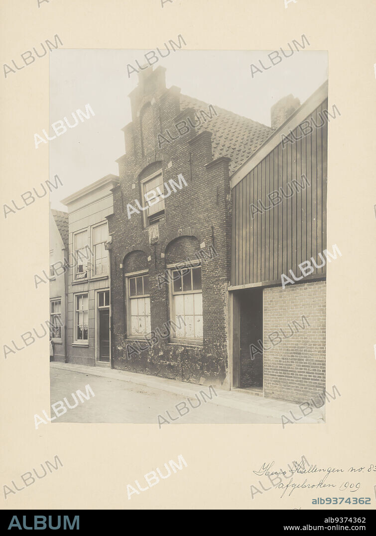 Building on Hellingen 83 in Dordrecht, anoniem (Monumentenzorg) (attributed to), A.J.M. Mulder (possibly), Hellingen, c. 1900 - in or before 1910, photographic support, cardboard, gelatin silver print, height 219 mm × width 161 mm.