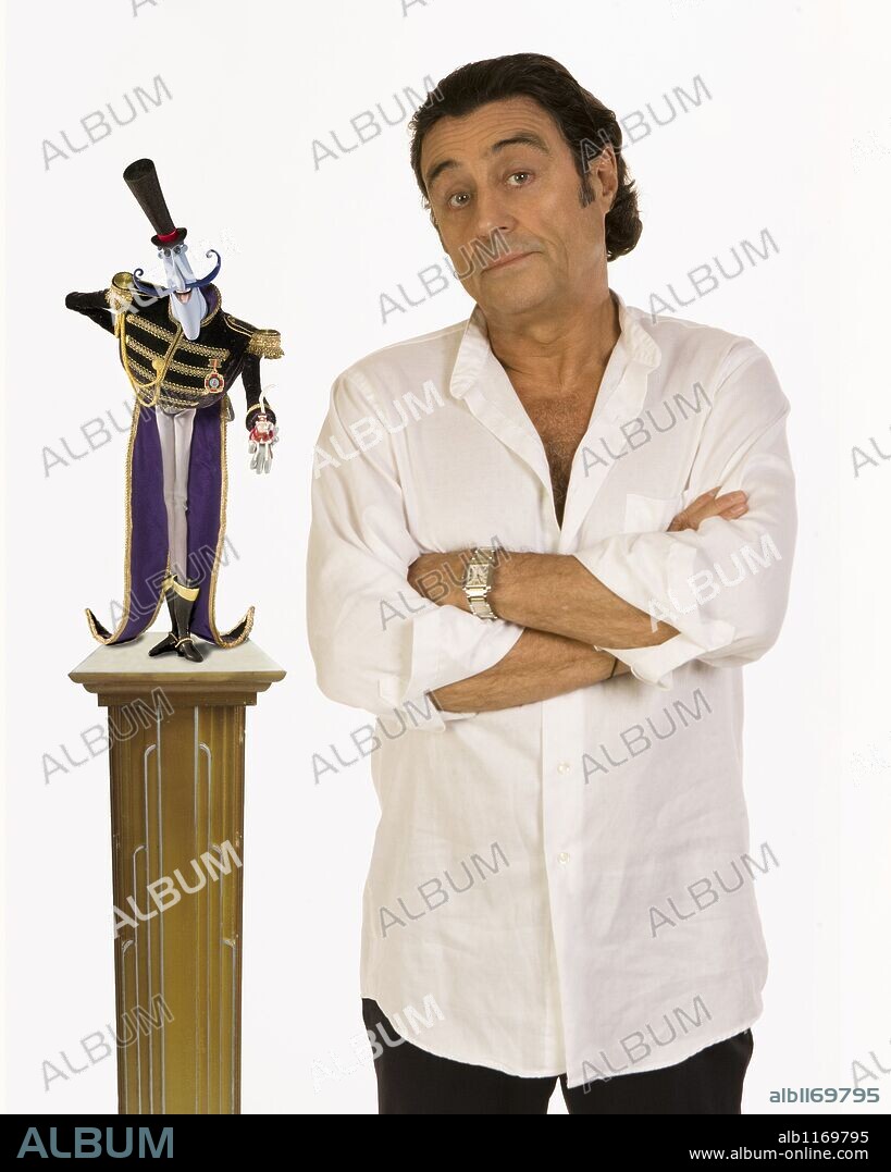 IAN McSHANE in CORALINE, 2009, directed by HENRY SELICK. Copyright LAIKA ENTERTAINMENT.