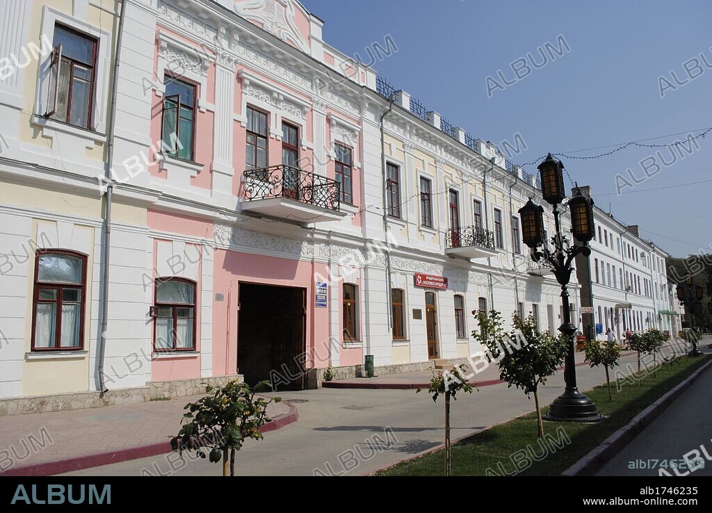 UCRANIA. REPUBLICA AUTONOMA DE CRIMEA. FEODOSIA o Teodosia. Ciudad turística a orillas del Mar Negro. Vista de una de las calles del centro de la localidad. Europa Oriental.