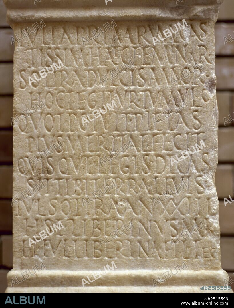 Arte Romano. Ara de Iulia Primarum Sotira. Esculpida en mármol blanco con inscripción. Detalle del epitafio dedicado por su marido Liberino y por su hija Iulia Liberina. Museo Nacional de Arte Romano. Mérida. España.