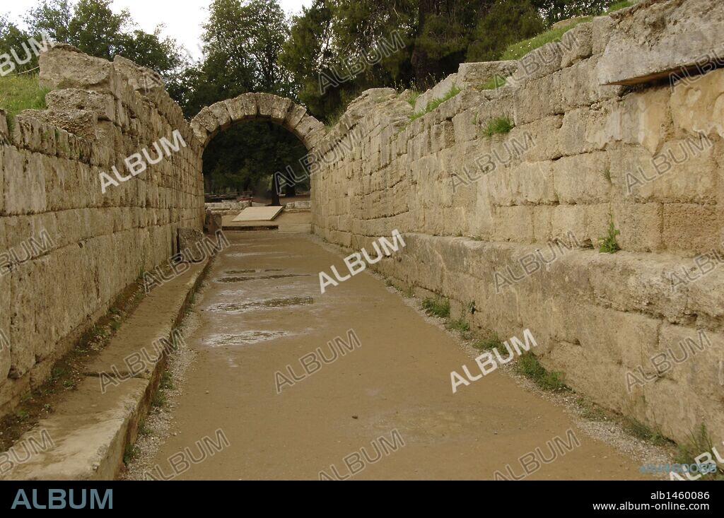 ARTE GRIEGO-HELENISTICO. GRECIA. ESTADIO DE OLIMPIA. Vista de la ENTRADA a través de un PASADIZO ABOVEDADO de época helenística (s. III a. C.) que se conserva en parte. OLIMPIA. Provincia de Ilía. Región Peloponeso.