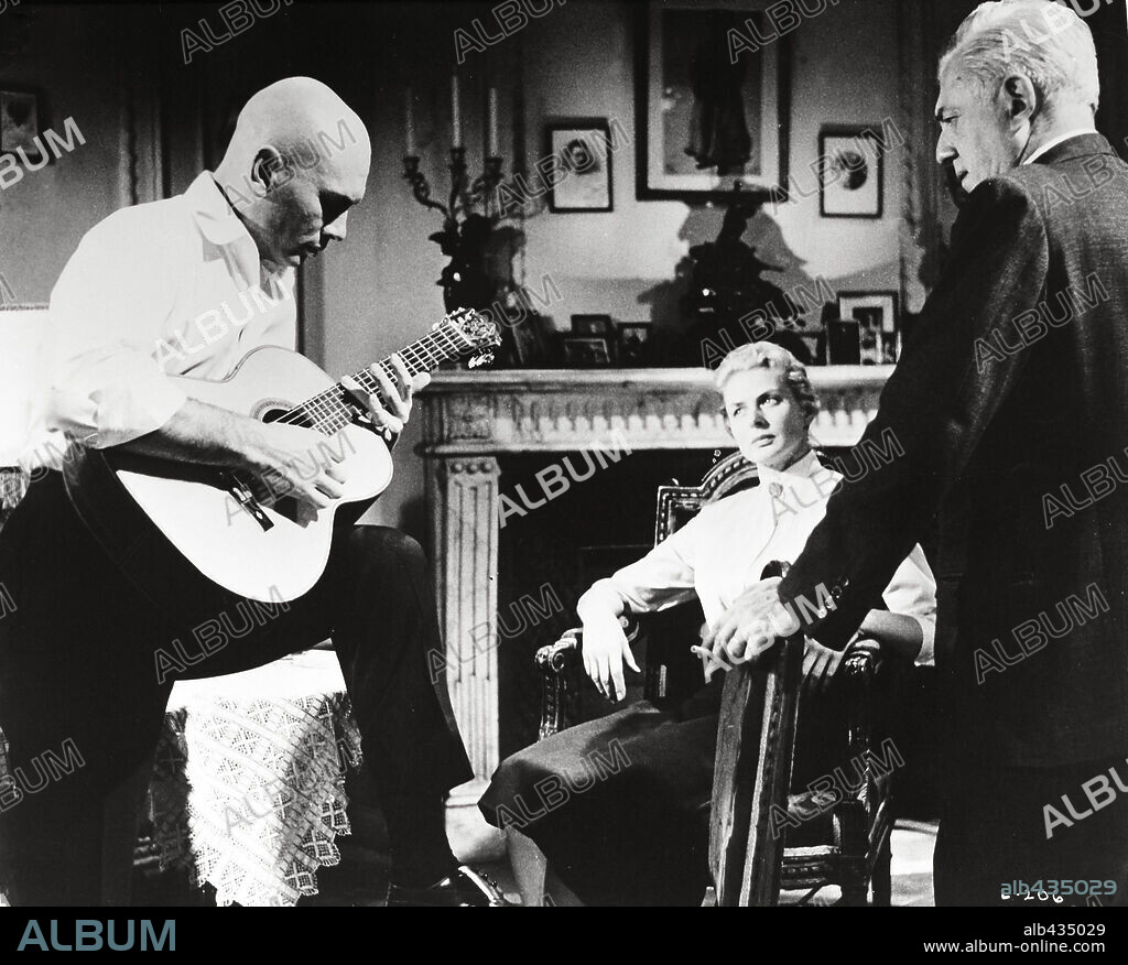 ANATOLE LITVAK, INGRID BERGMAN and YUL BRYNNER in ANASTASIA, 1956, directed by ANATOLE LITVAK. Copyright 20TH CENTURY FOX.