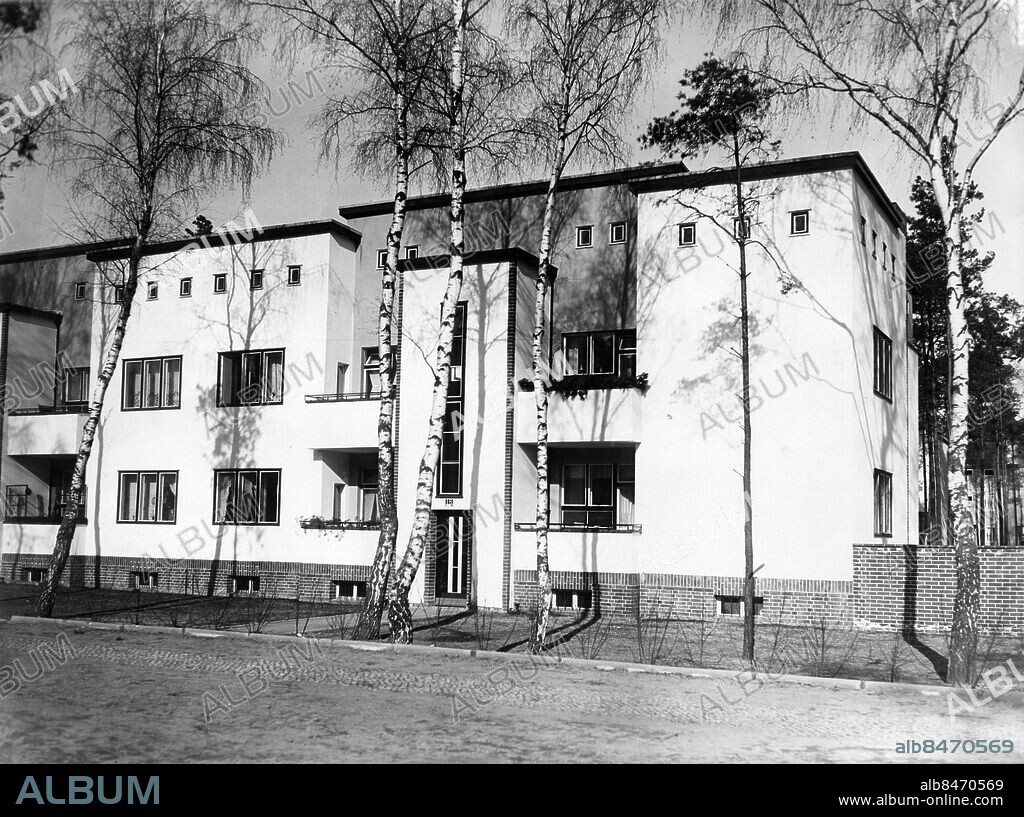 Orig. bildtext... MODERNE DEUTSCHE WOHNKULTUR. In Zehlendorf bei Berlin ist eine neue Wohnkolonie entstanden, die alle Vorzüge moderner Bautechnik in sich vereinigt, in Bezug auf Stil, Raumverteilung und rationeller Baumethode. U.B.z. Häusergruppe der Gehagsiedlung in Zehlendorf. Architekt Bruno Taut. Orig. bildtext... MODERN TYSK ARKITEKTUR. Husgrupp i Berlin. Anm. 5-min. Tyskland 5: Hus & Hem Bostadsområdet Onkel Toms Hütte i Zehlendorf/Berlin byggt mellan 1926-1932 Funktionalism Foto: AB Text & Bilder / SVT / kod:5600 BAD954 sv/v kopia persons: BRUNO TAUT* sites: BERLIN;TYSKLAND;ZEHLENDORF.