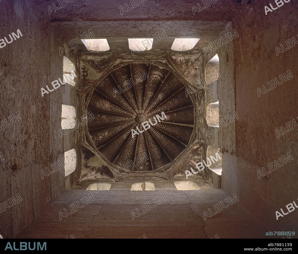 VISTA DE LA CUPULA GALLONADA EN LADRILLO-S XIV-LUGAR DE ENTERRAMIENTO DE REYES-ARQUITECTURA NAZARI.