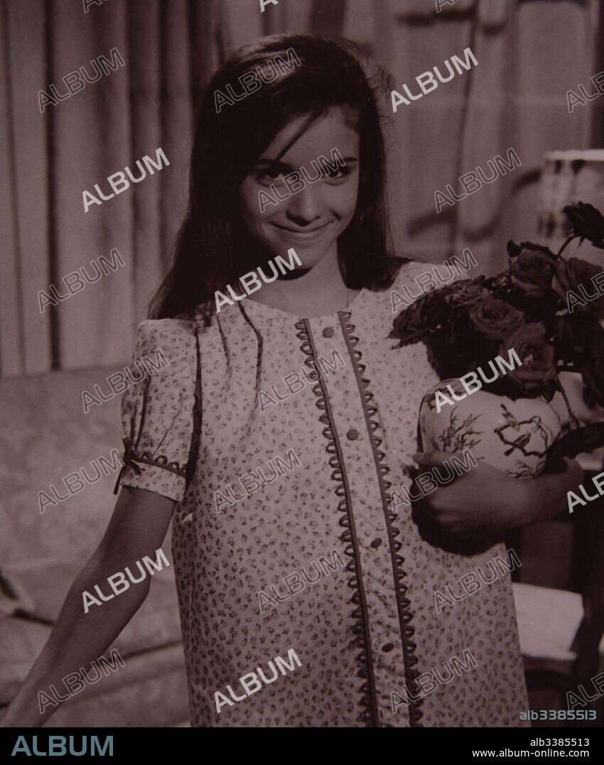 PELICULA : ZAMPO Y YO , 1965  DIRECTOR , LUIS LUCIA  ACTORES , ANA BELEN   BELEN , ANA  MARIA PILAR CUESTA  ACTRIZ Y CANTANTE ESPAÑOLA . MADRID 1950 -.