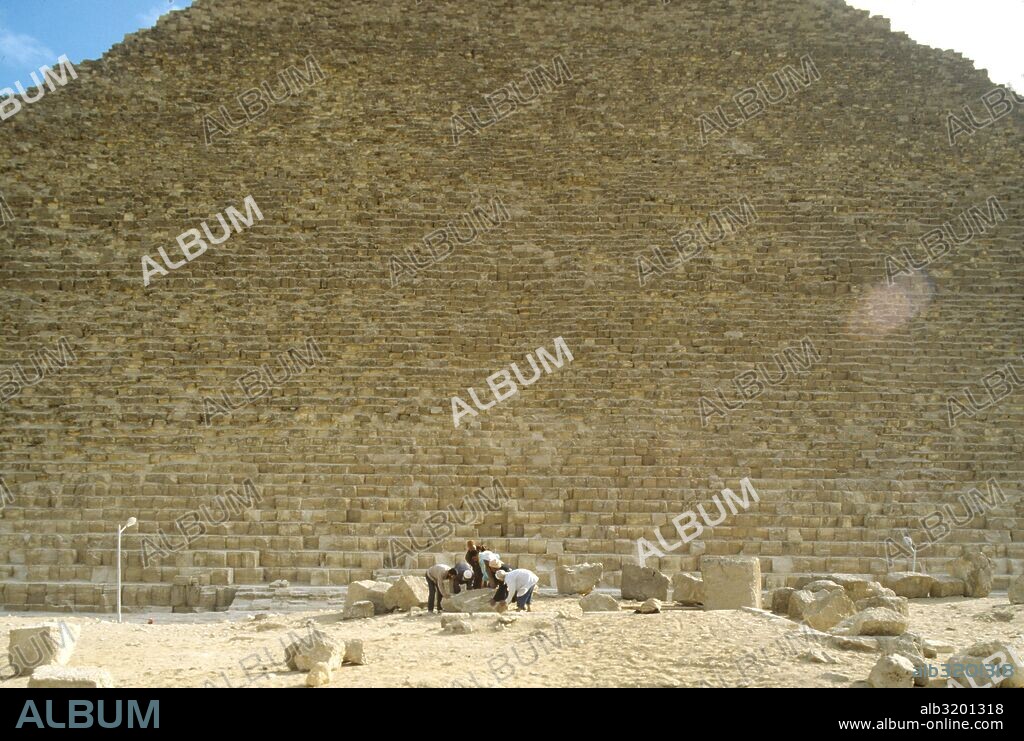 La Pirámide de Keops sirvió como tumba para el faraón Jufu, conocido también por su nombre en griego, Keops, en la dinastía IV.  Guiza, Egipto.