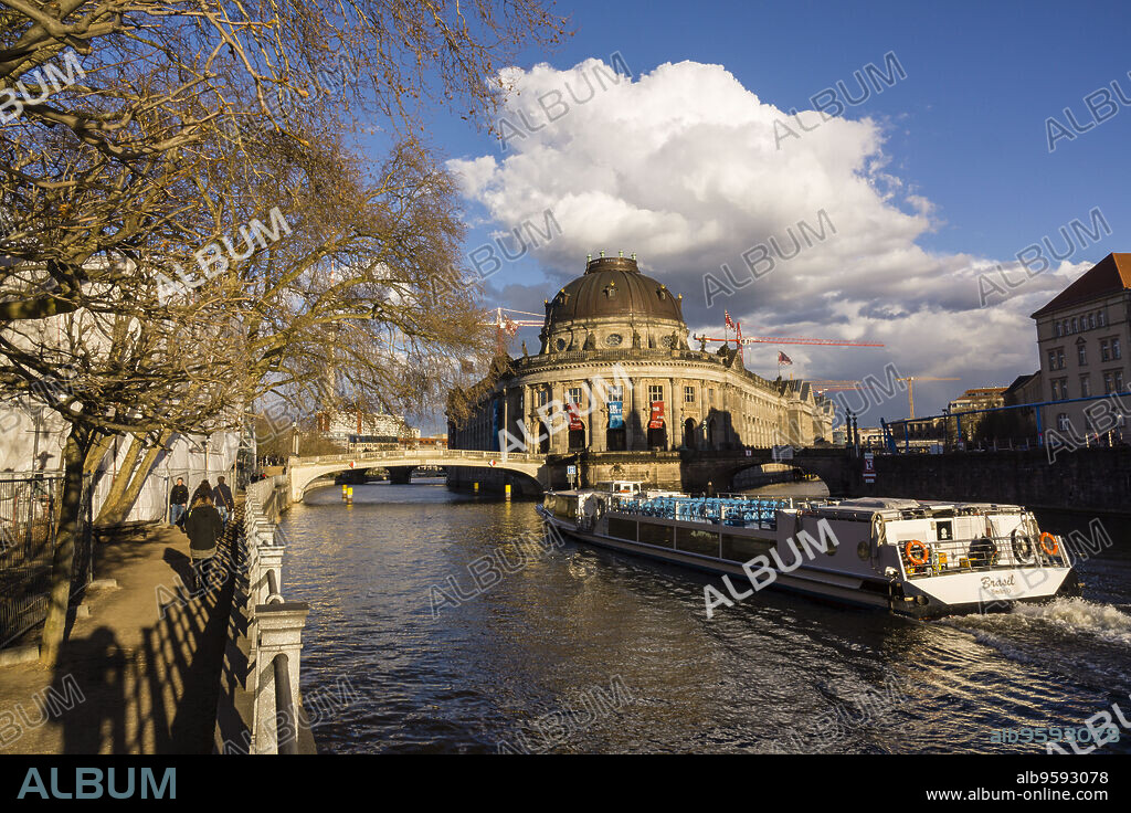 Museo Bode y puente sobre el rio Spree, isla de los museos, Berlin, Alemania, europe.