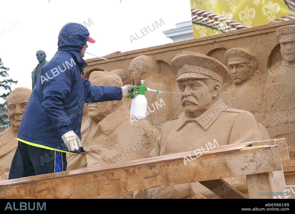 Moscow (Russia). Sculptors at work on a sand sculpture by Sergei Saplatin and Artyom Samoilov depicting Joseph Stalin, Franklin D. Roosevelt and Winston Churchill during the Conference of Allied leaders at Yalta in 1945, located on the site of the VVC exhibition center, built to mark the 65th anniversary of the victory in the Second World War. Photo, 2010.
