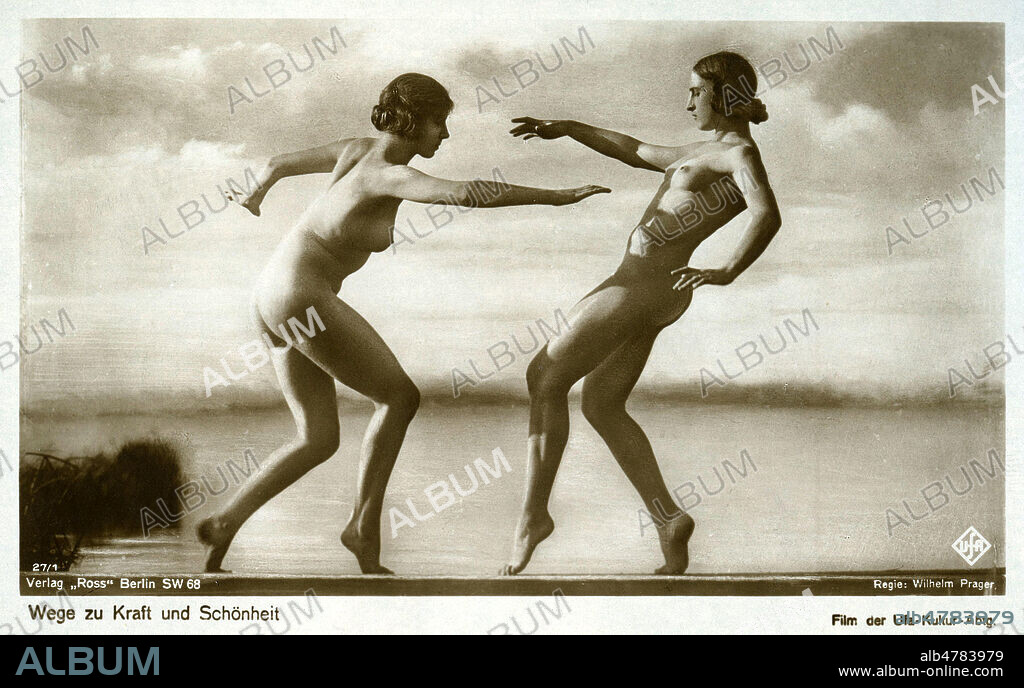 'Wege zu Kraft und Schonheit' (Force et Beaute) : Photographie du film realise en 1925 par Wilhelm PRAGER (1876-1955) avec l'actrice Leni RIEFENSTAHL (1902-2003) (a droite) dansant nue. Photographie anonyme pour une carte postale allemande publicitaire. Credit : Collection IM/KHARBINE-TAPABOR.