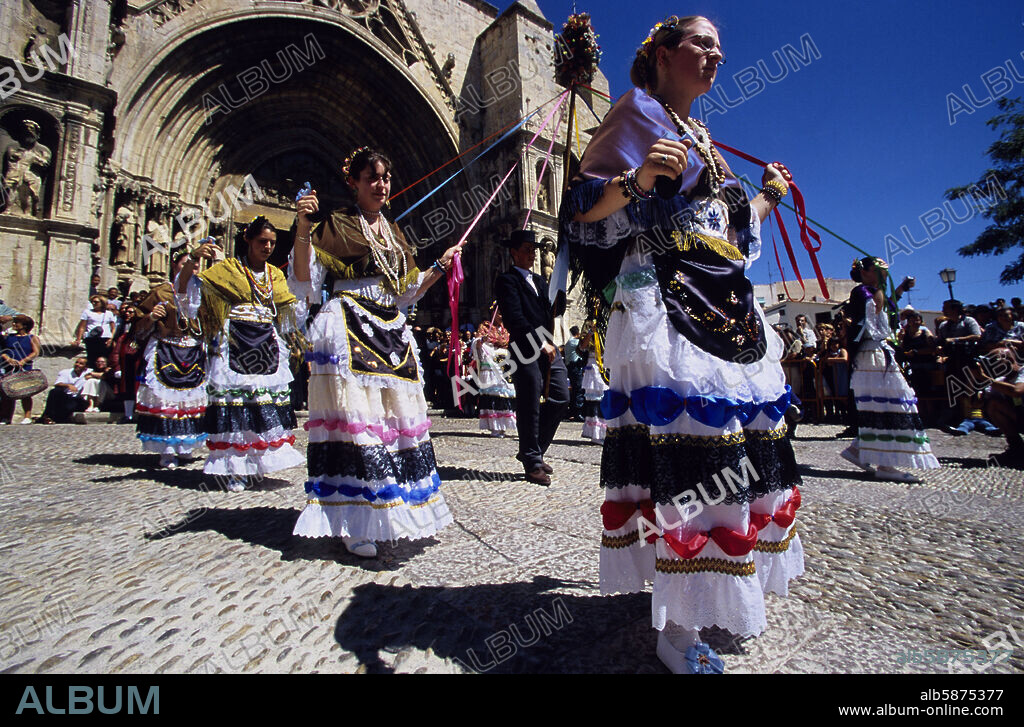 Els Ports (comarca): Morella, es gitanetes, dance at the Fiestas del / Sexeni festival (Els Ports - Maestrat / Maestrazgo region).