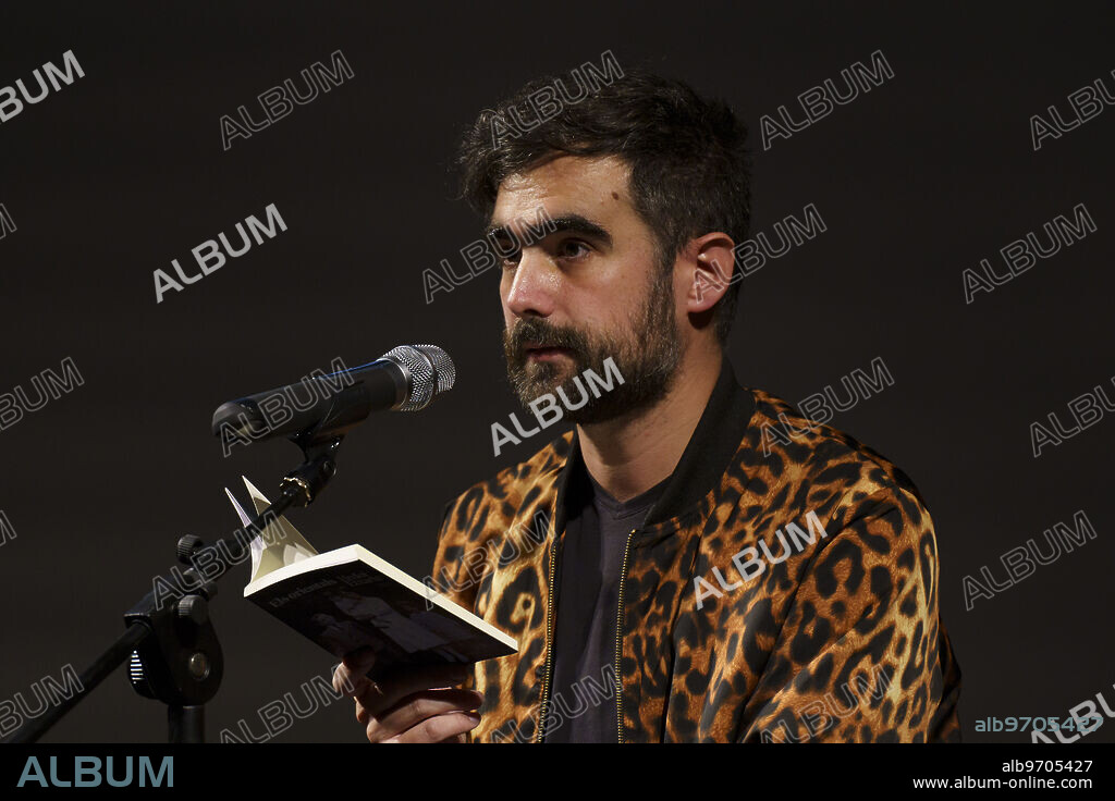 Hedoi Etxarte, poetry recital, Versud Poètica festival, Santanyí, Majorca, Balearic Islands, Spain.