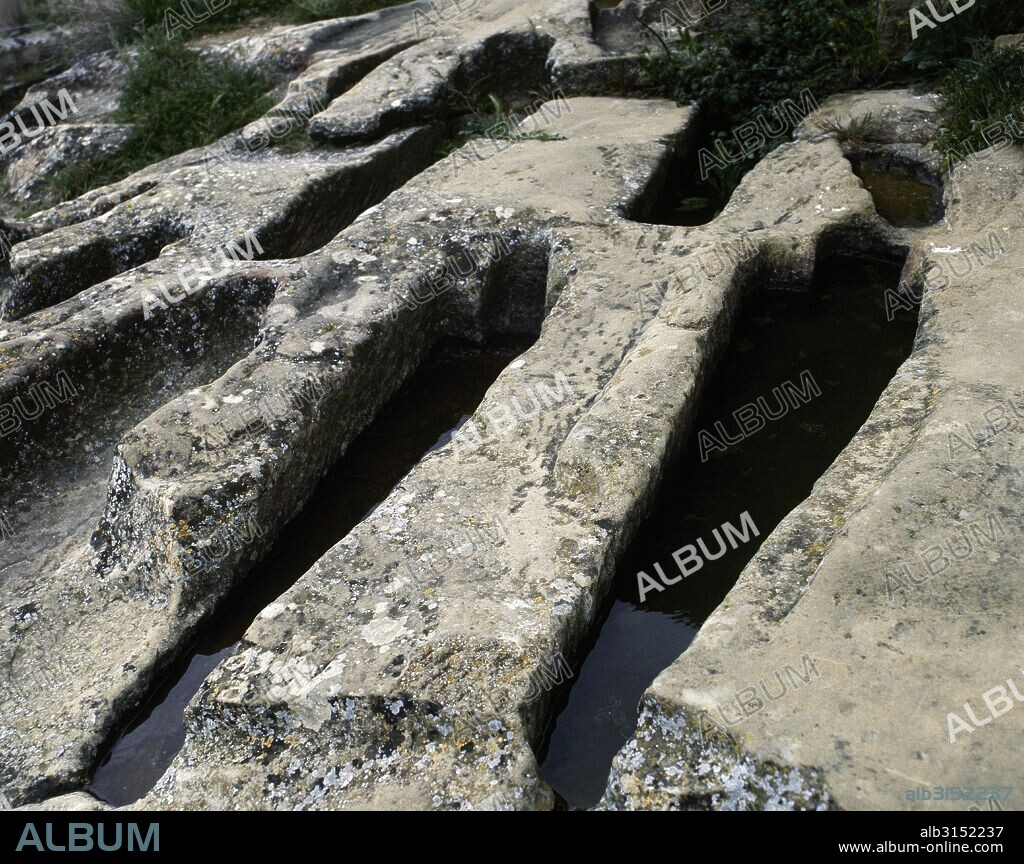 NECROPOLIS ALTOMEDIEVAL. Detalle de TUMBAS ANTROPOMORFAS talladas en la roca, fechadas entre los siglos IX y XII. Se encuentran en los alrededores de la Iglesia de San Juan. UNCASTILLO. Provincia de Zaragoza. Aragón. España.