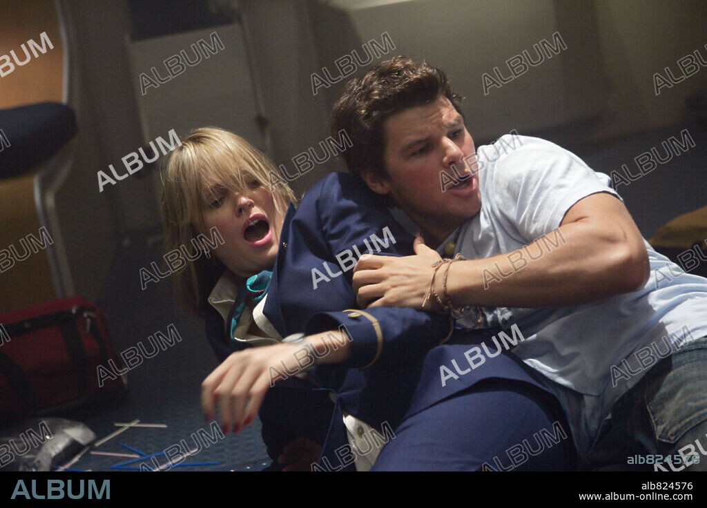 NATHAN PHILLIPS and SUNNY MABREY in SNAKES ON A PLANE, 2006, directed by DAVID RICHARD ELLIS. Copyright HANNAH RACHEL PRODUCT. SERVICES/MUTUAL FILM CORP/NEW LINE CI / DITTIGER, JAMES.