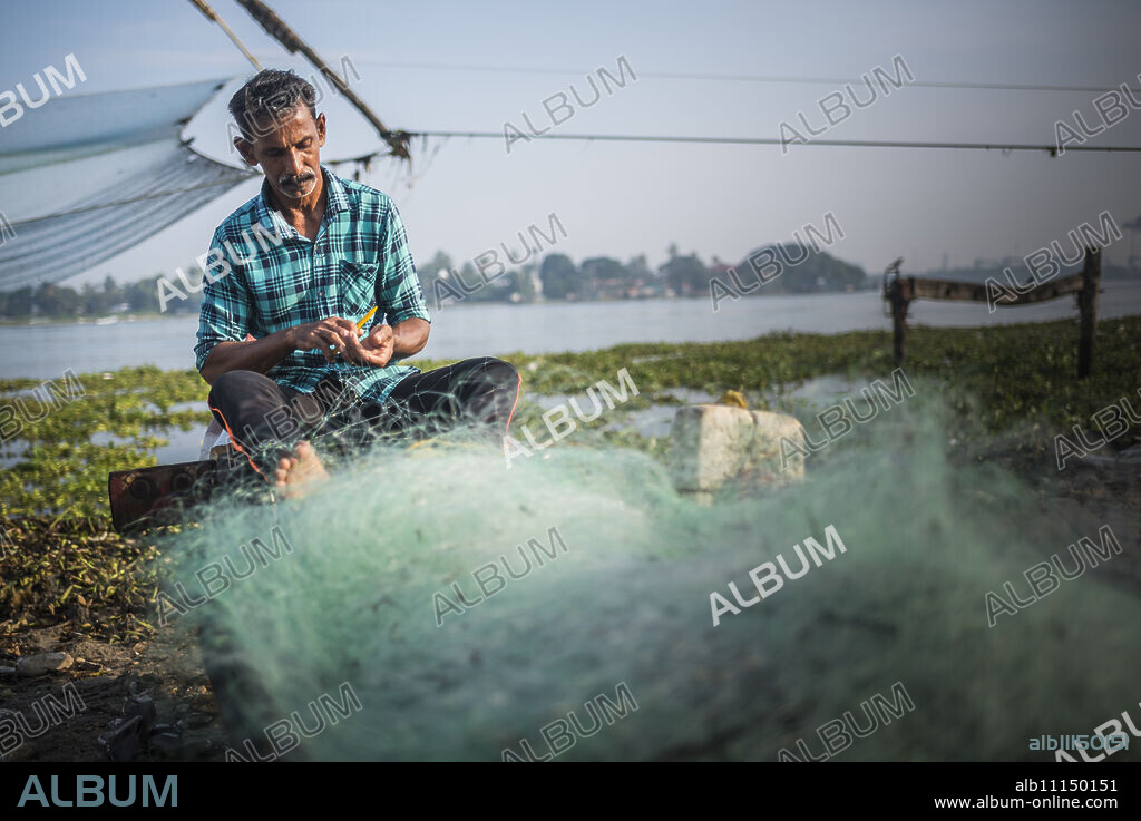 Fisherman on Mahatma Gandhi Beach, Fort Kochi (Cochin), Kerala, India, Asia.