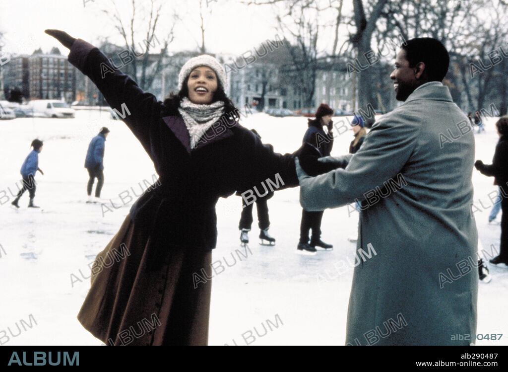 DENZEL WASHINGTON y WHITNEY HOUSTON en LA MUJER DEL PREDICADOR, 1996 (THE PREACHER'S WIFE), dirigida por PENNY MARSHALL. Copyright TOUCHSTONE PICTURES.