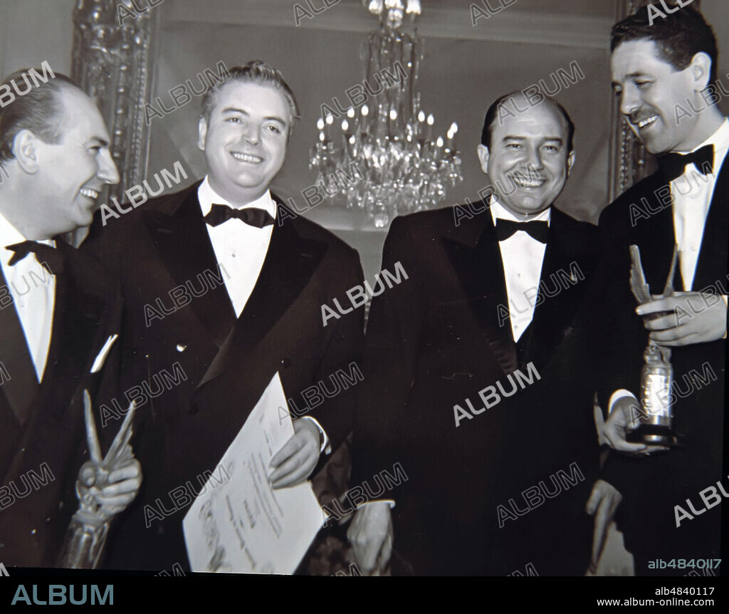 RAFAEL GIL Y LUIS GARCIA BERLANGA , DIRECTORES DE " LA GUERRA DE DIOS " 1953 , Y " BIENVENIDO MISTER MARSHALL " 1952 , DURANTE LA ENTREGA DE LOS PRIMEROS PREMIOS DEL SINDICATO NACIONAL DEL ESPECTACULO EN EL AÑO 1954.. JUNTO A ELLOS EL GUIONISTA VICENTE ESCRIVA Y EL PRODUCTOR VICENTE SEMPERE.