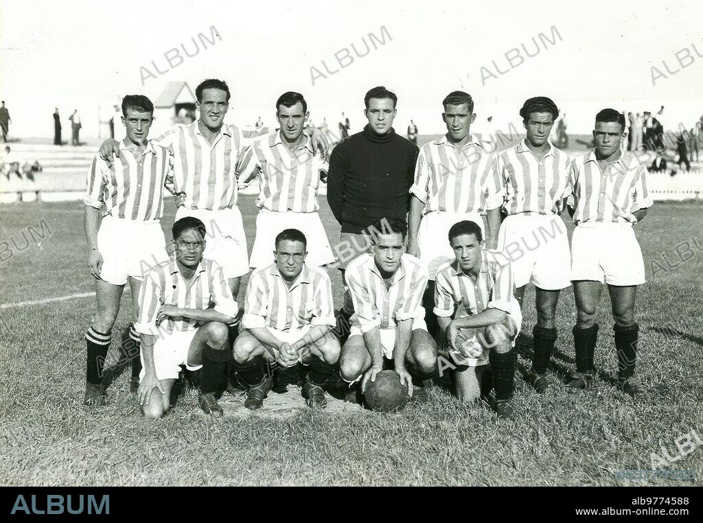 League 34-35.- On April 30, 1935, Betis was proclaimed champion of the First Division League. Of 22 games played, the green and white team won 15, tied four and lost three. In the image, a formation of that Betis: Urquiaga, Areso, Aedo, Peral, Unamuno, Lecue, Caballero, Timimi, Larrinoa.