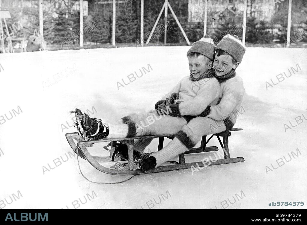 1913. Príncipes Alemanes los Hijos del príncipe heredero de Alemania, Guillermo y Luis Fernando, en una de sus Distracciones Deportivas en Partenkirchen (Baviera) foto Hugelmann.