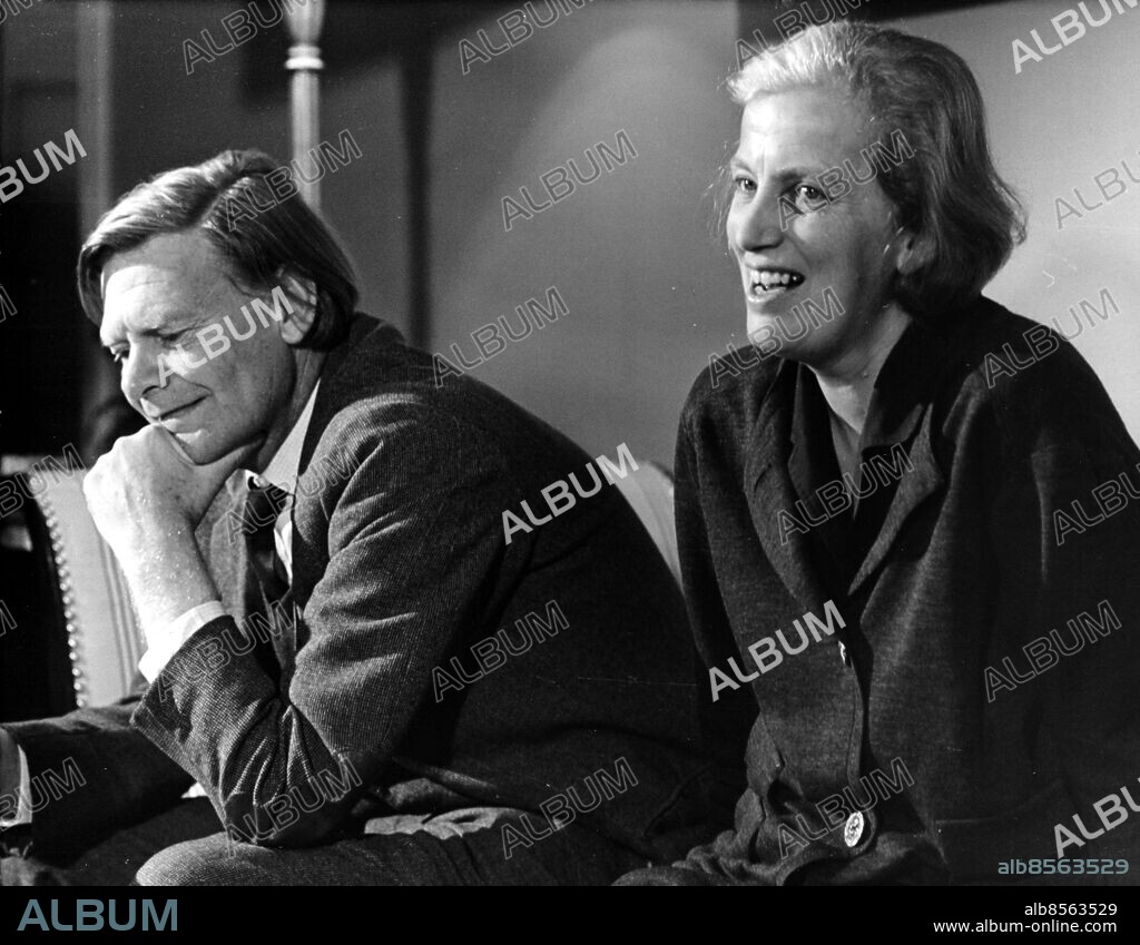 STOCKHOLM 1964-12.. Orig. bildtext... KEMIPRISTAGARINNAN PROFESSOR DOROTHY CROWFOOT-HODGKIN, Oxford med make Thomas H. Nobelpriset i Kemi 1964. persons: Dorothy Crowfoot-Hodgkin sites: STOCKHOLM ;STORBRITANNIEN* ;SVERIGE.