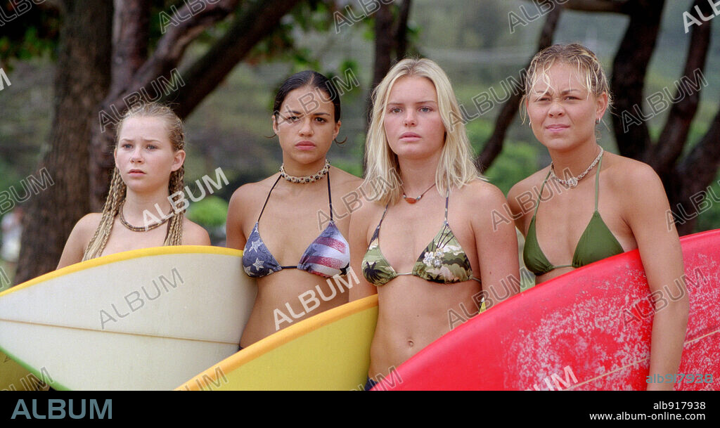 KATE BOSWORTH, MICHELLE RODRIGUEZ, MIKA BOOREM and SANOE LAKE in BLUE CRUSH, 2002, directed by JOHN STOCKWELL. Copyright UNIVERSAL STUDIOS / JOHNSON, JOHN.