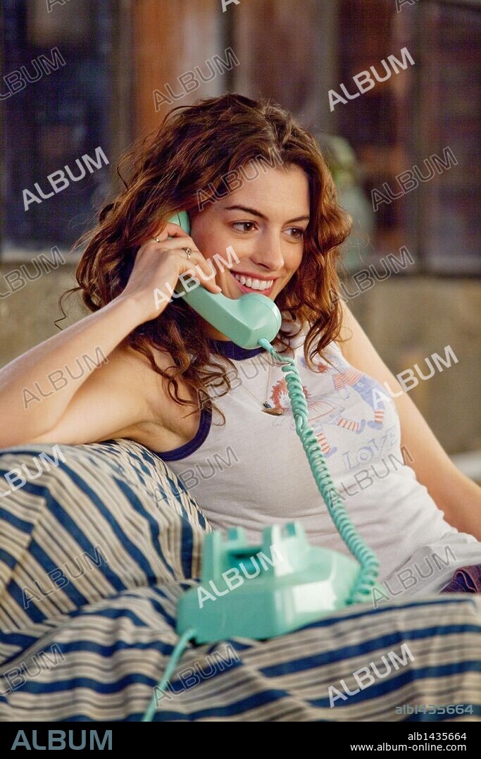 ANNE HATHAWAY en AMOR Y OTRAS DROGAS, 2010 (LOVE AND OTHER DRUGS), dirigida por EDWARD ZWICK. Copyright FOX 2000 PICTURES.