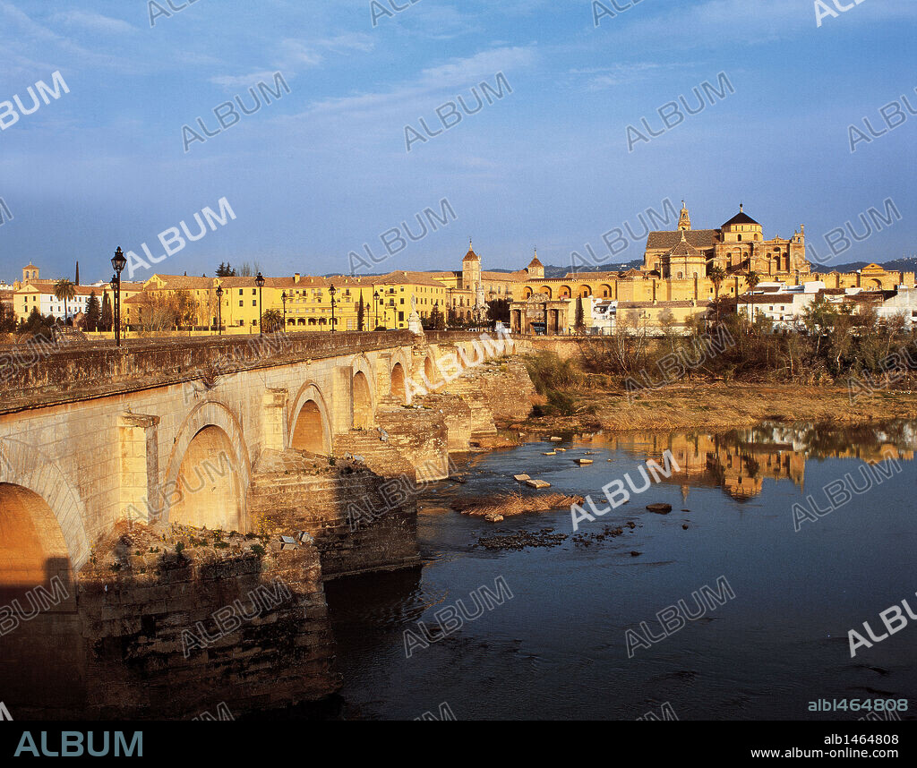 ANDALUCIA. CORDOBA. Vista general del PUENTE ROMANO sobre el río GUADALQUIVIR. De su obra original solo se conservan los cimientos. Al fondo el Triunfo de San Rafael y el edificio de la MEZQUITA-catedral y la puerta del puente. España.