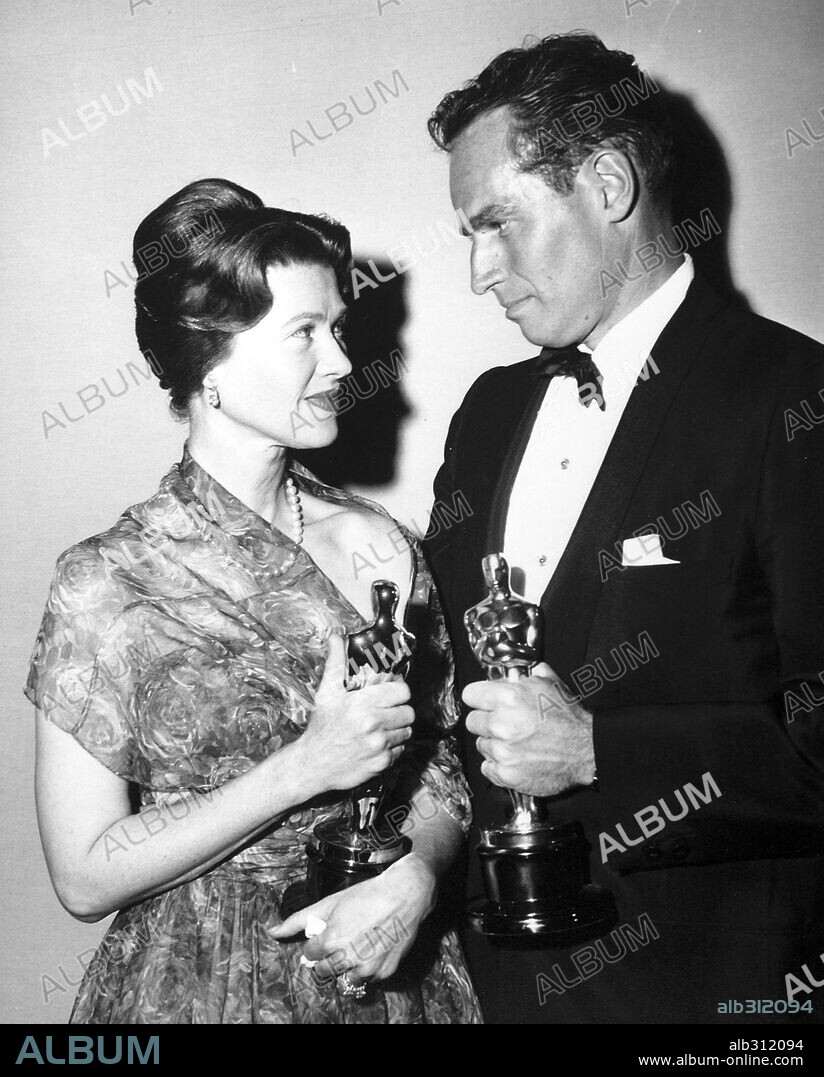 CHARLTON HESTON y MARY ZIMBALIST. 32ª Edición de los Premios Oscar / 1960.
Charlton Heston premiado como mejor actor por "Ben-Hur". Mary Zimbalist recoge en nombre de su marido y productor Sam Zimbalist, el premio a la mejor película "Ben-Hur". 1960