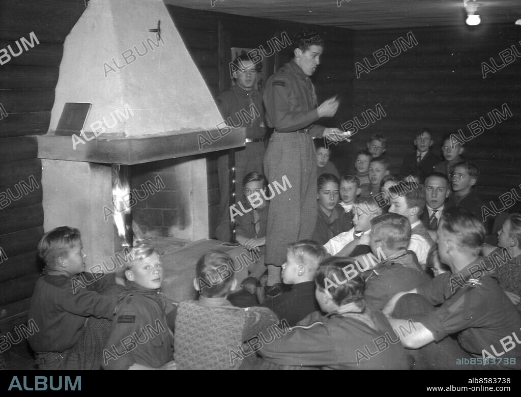 Göteborg 1935-12-03 - Scouter tillhörande Karl Johans scoutkår i Majorna i sina nya lokaler *** Local Caption *** GT Låda 1935-december-01. KAMERAREPORTAGE.