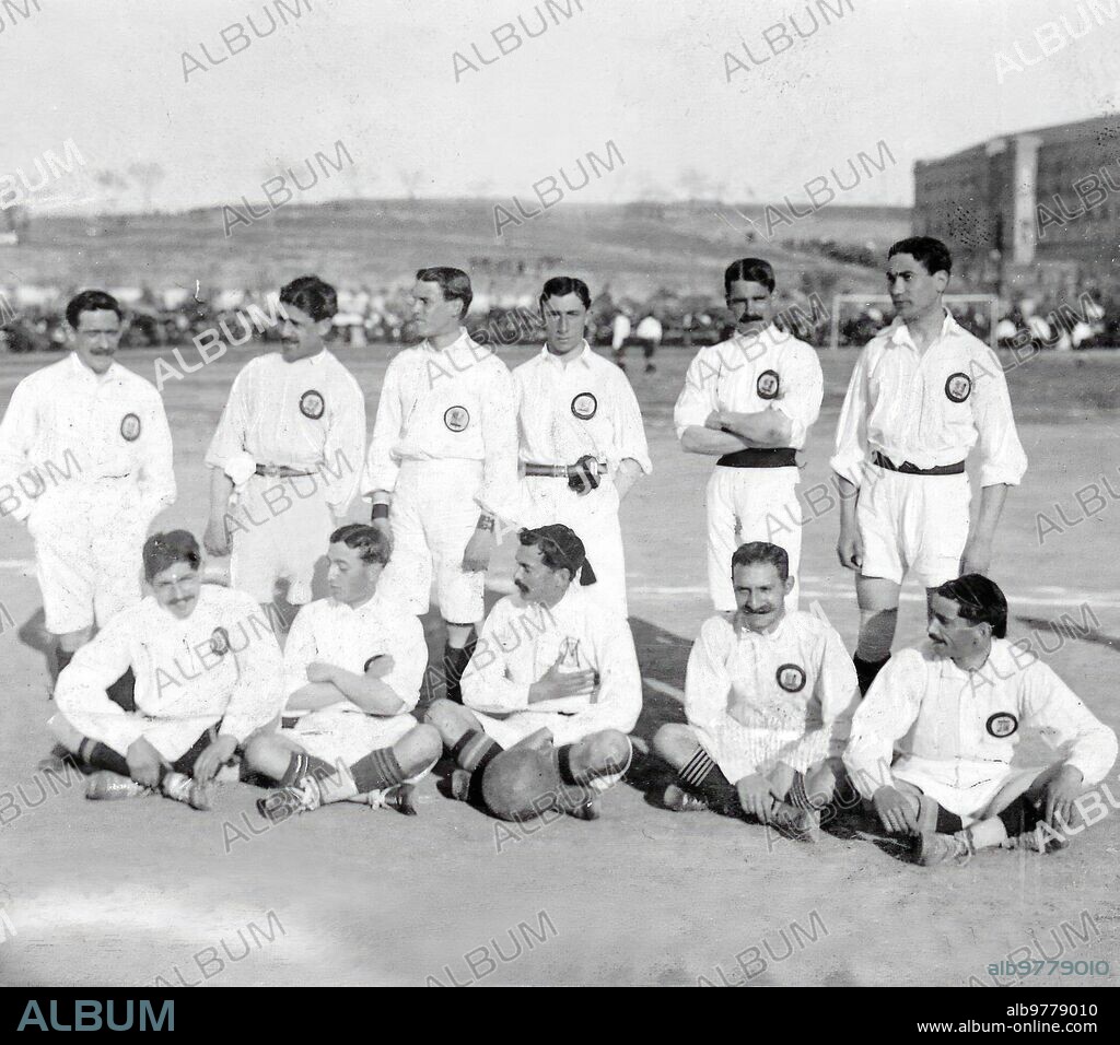 El campeonato de futbol de 1907 en España. El equipo de futbol del Madrid. De izquierda A Derecha: Berraondo, Manuel Yarza, Alcalde, Normand, Joaquín Yarza y Quirante. Sentados: Parages, Prast, José Giralt, revuelto y Armando Giralt.