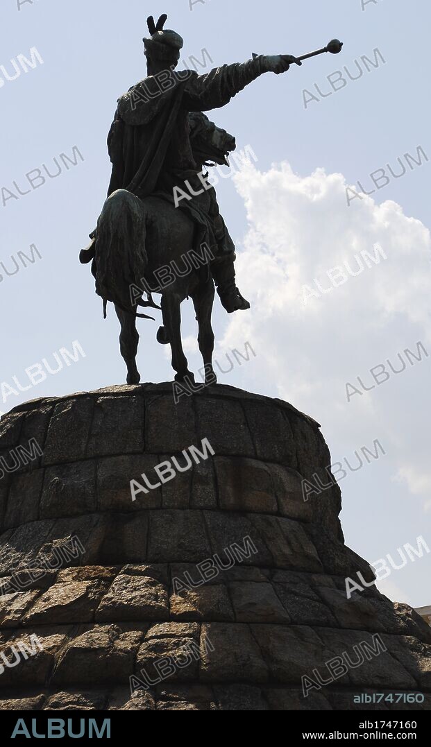UCRANIA. KIEV (KYIV). Monumento dedicado a BOGDAN KHMELNITSKY (1595-1657). Atamán o comandante el ejército cosaco de la Zaporozhian Hetmanate. Líder del alzamiento entre 1648-1654 que dió como resultado la creación de un estado cosaco. El monumento se realizó en el 1888. Plaza Sofiyska. Europa oriental.