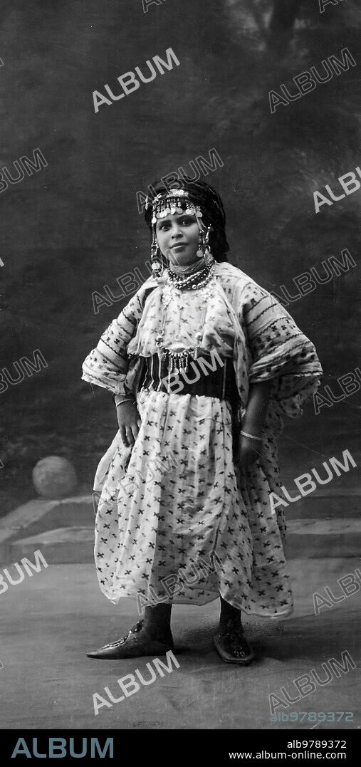 ALFONSO SÁNCHEZ PORTELA. June 1915. The girl Yamina of the Kabyle of Beni Bu Yagi, who was orphaned in the war and was welcomed and protected by General Monterde.