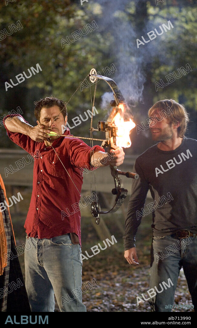 JOHNNY KNOXVILLE and SEANN WILLIAM SCOTT in THE DUKES OF HAZZARD, 2005, directed by JAY CHANDRASEKHAR. Copyright WARNER BROS. / EMERSON, SAM.