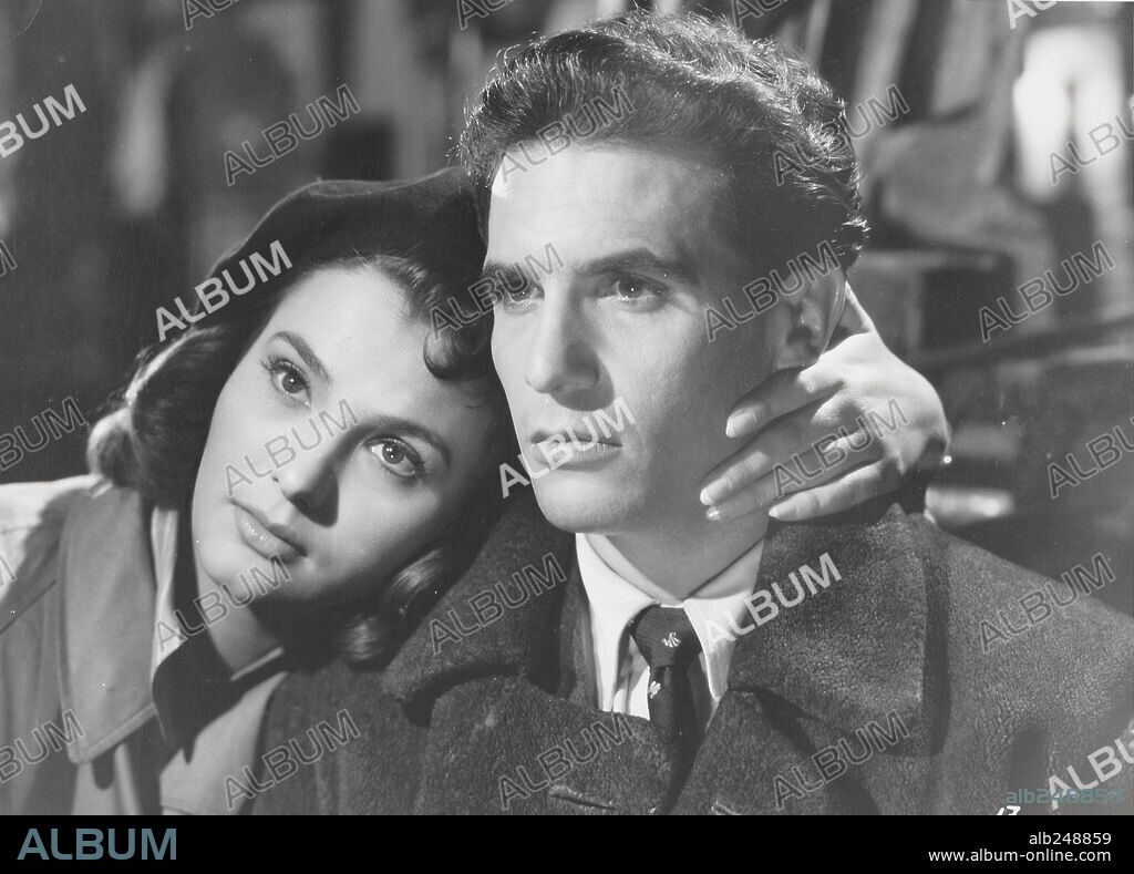 FRANCISCO RABAL y MARIA PIAZZAI en MURIO HACE QUINCE AÑOS, 1954, dirigida por RAFAEL GIL. Copyright SUEVIA FILMS.