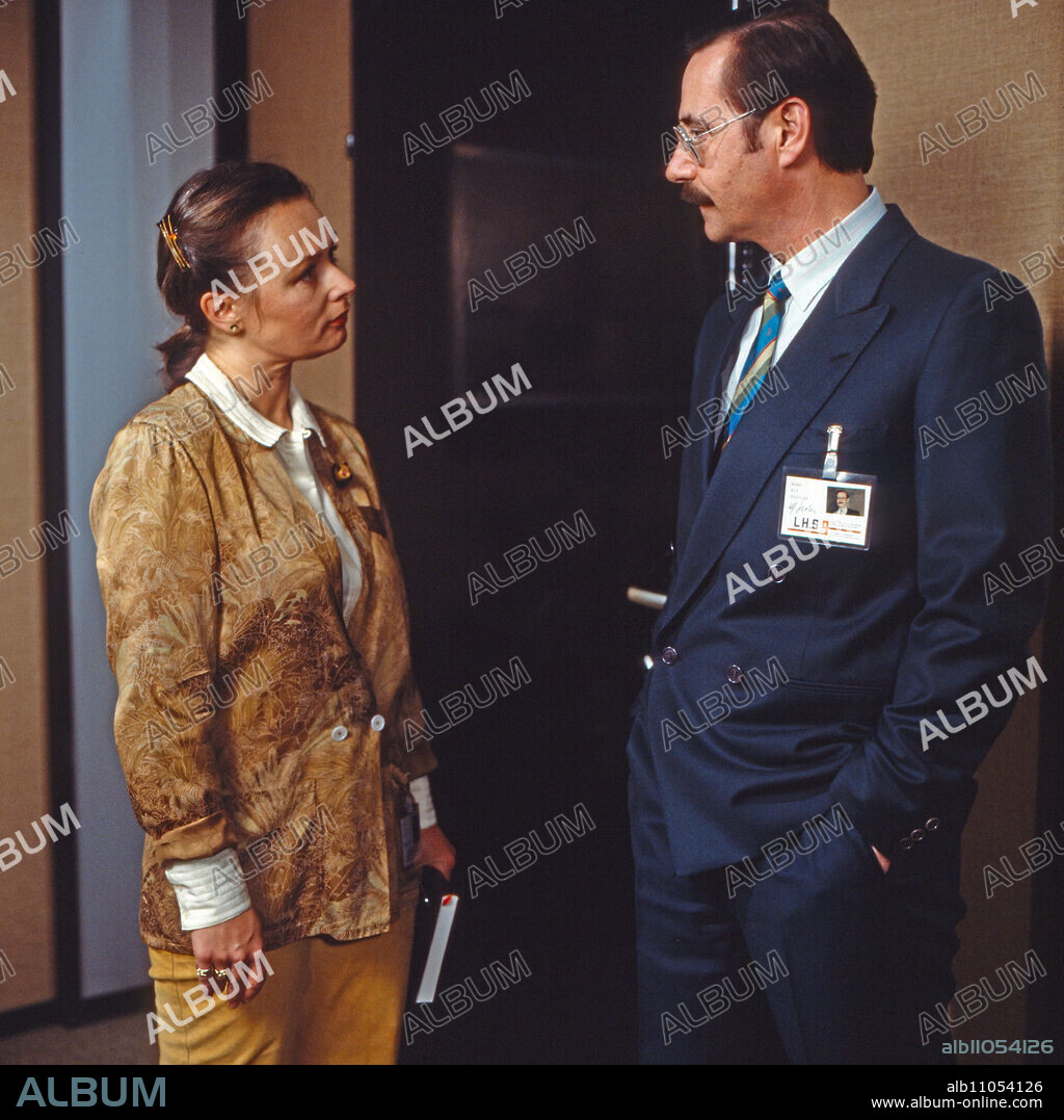Office, Office, Comedy series, Germany 1982 - 1993, Episode: "Betriebspruefung", Actor: Yvonne Brosch, Wilfried Klaus.