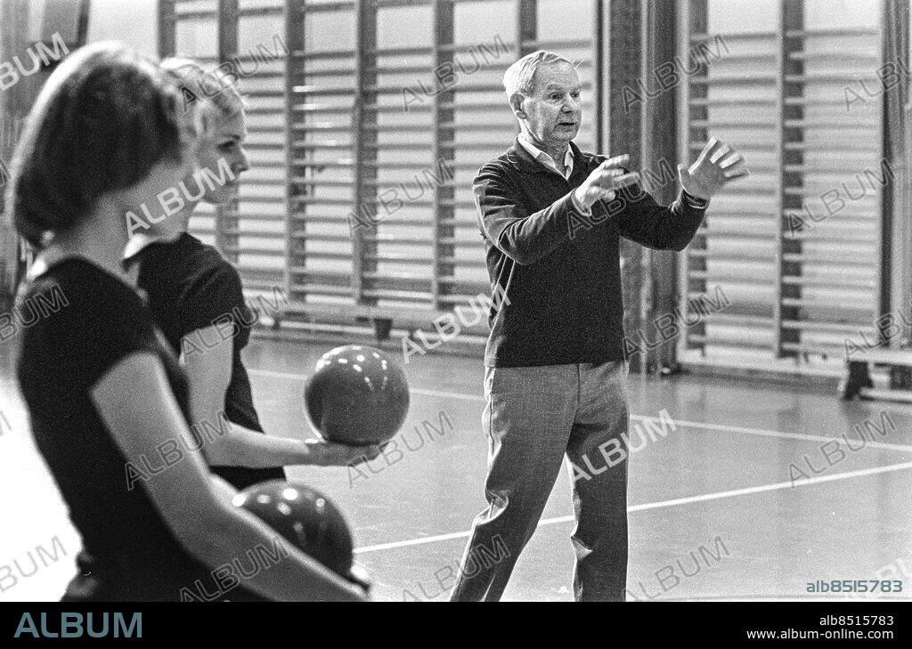 1970-03-11. MANNEN BAKOM IDLAFLICKORNA. TV-program.. Sänt första gången 1970-05-03.. Här ses Ernst Idla, gymnastikpedagog, tillsammans med två av Idlaflickorna.. Foto: Bo-Aje Mellin / RiR / SVT / Kod: 5600 . Reportage publ. i RiR 19/70 sid. 10-12.. RiR 19765 sv/v neg  . Bollar.