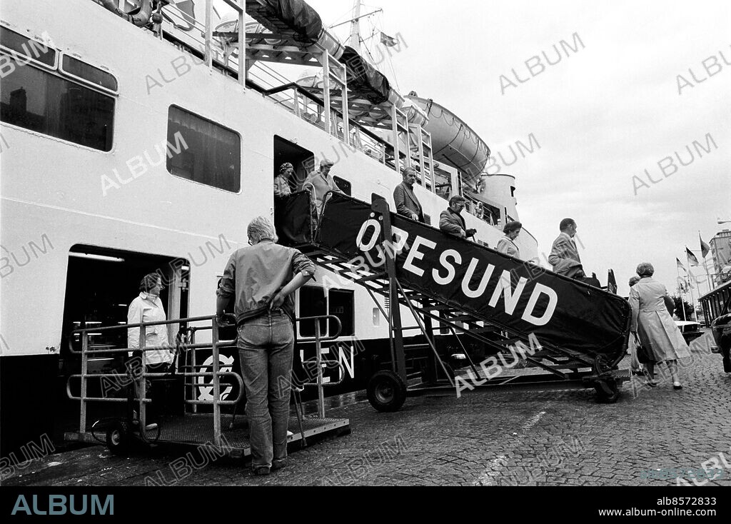 Öresundsbåtarna Öresundstrafiken Öresund Köpenhamnsbåtarna Skeppsbron i Malmö. Färjan Öresund ÿresund passagerare resenärer landgång. Sjöfart Fartyg Öresund ÿresund Malmö Hamnen Inre Köpenhamnsbåtarna. Färjetrafiken Sverige - Danmark Malmö - Köpenhamn København Resenärer 1977. (c) Sydsvenskan / IBL.