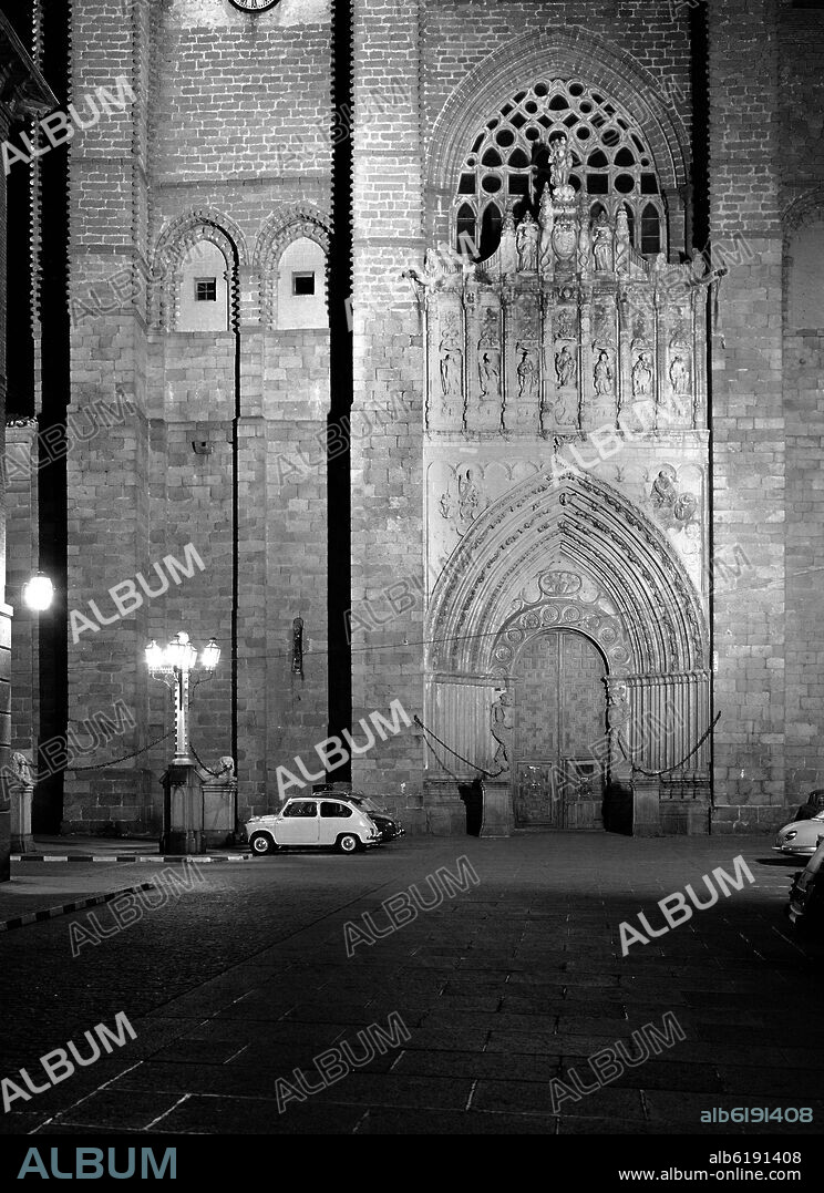 JUAN GUAS. PORTADA DE LA FACHADA OCCIDENTAL DE LA CATEDRAL DE AVILA - SIGLO XV - REFORMADA AL GUSTO BARROCO EN 1779 - FOTOGRAFIA EN BLANCO Y NEGRO - AÑOS 60.